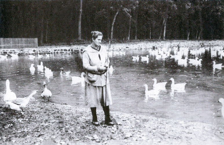 Marie Rauscher mit Gänsen