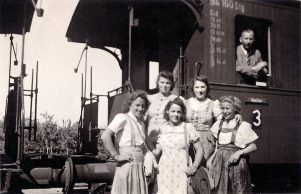 Gruppenbild am Plattformwagen