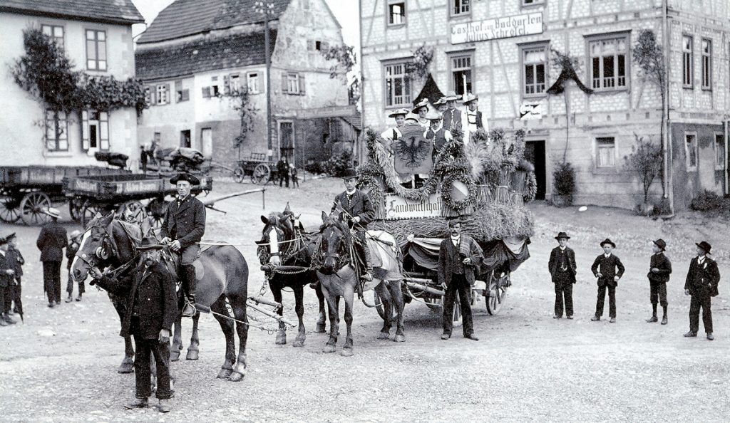 Festwagen der Bauern vor Gasthof Badgarten