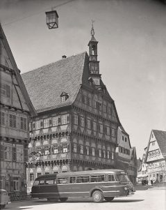 DB-Bus vor dem Rathaus 1959