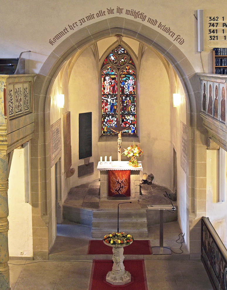 Chor mit Taufstein und Altar