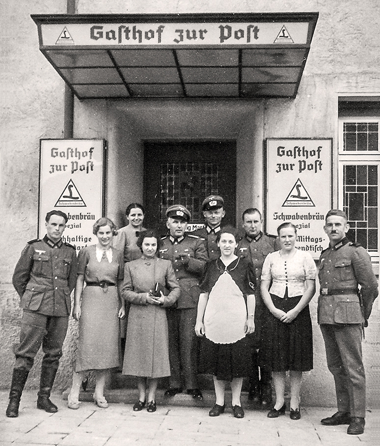 Soldaten vor der Post