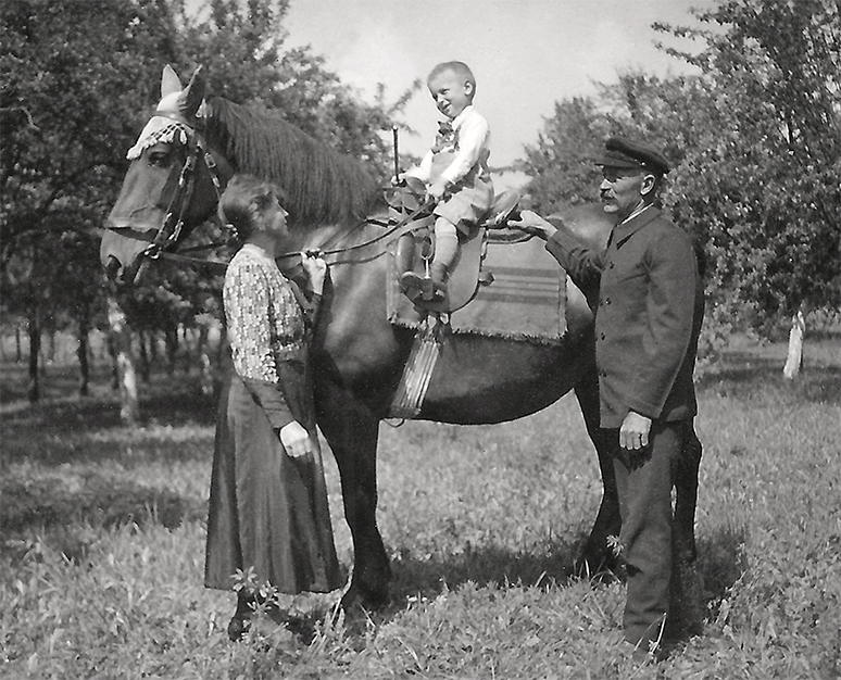 Familie mit Pferd