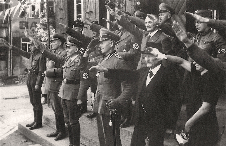 Hitlergruß vor Rathaus