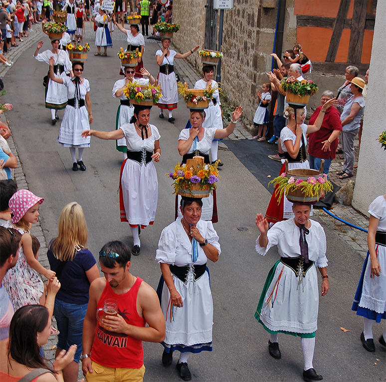 Alte Wasserträgerinnen