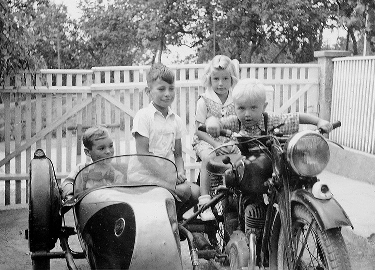 Kinder auf Motorrad