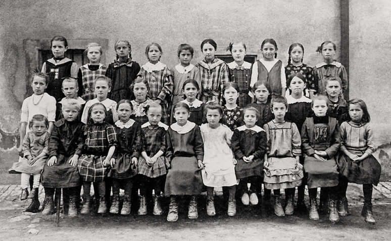 Schülerinnen um 1918
