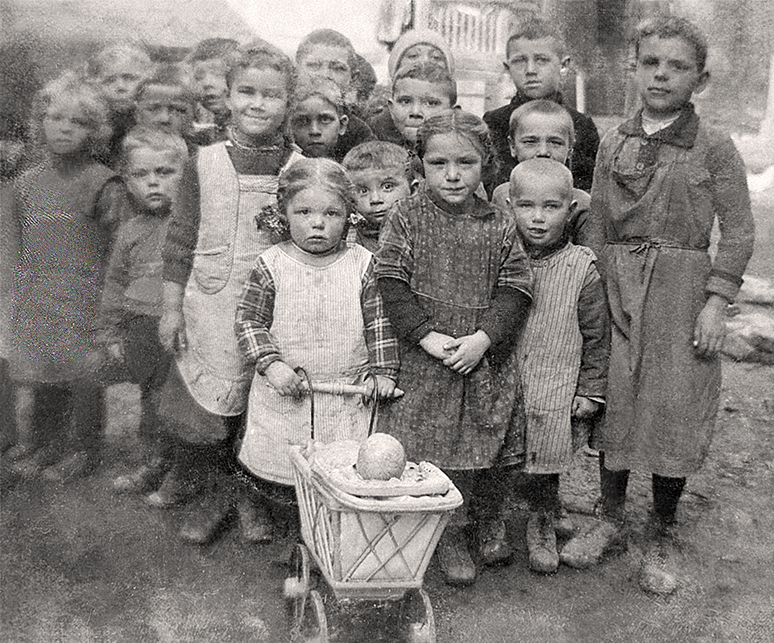 Kinder 1900