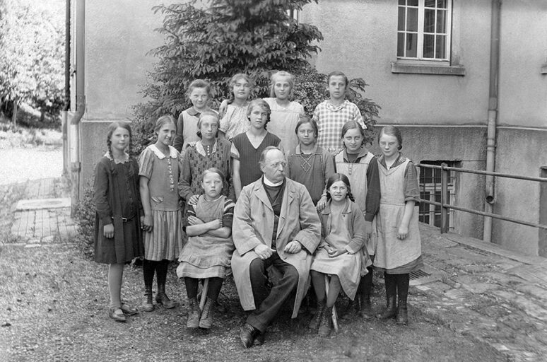 Schülerinnen mit Lehrer Gottlob Schmidhuber